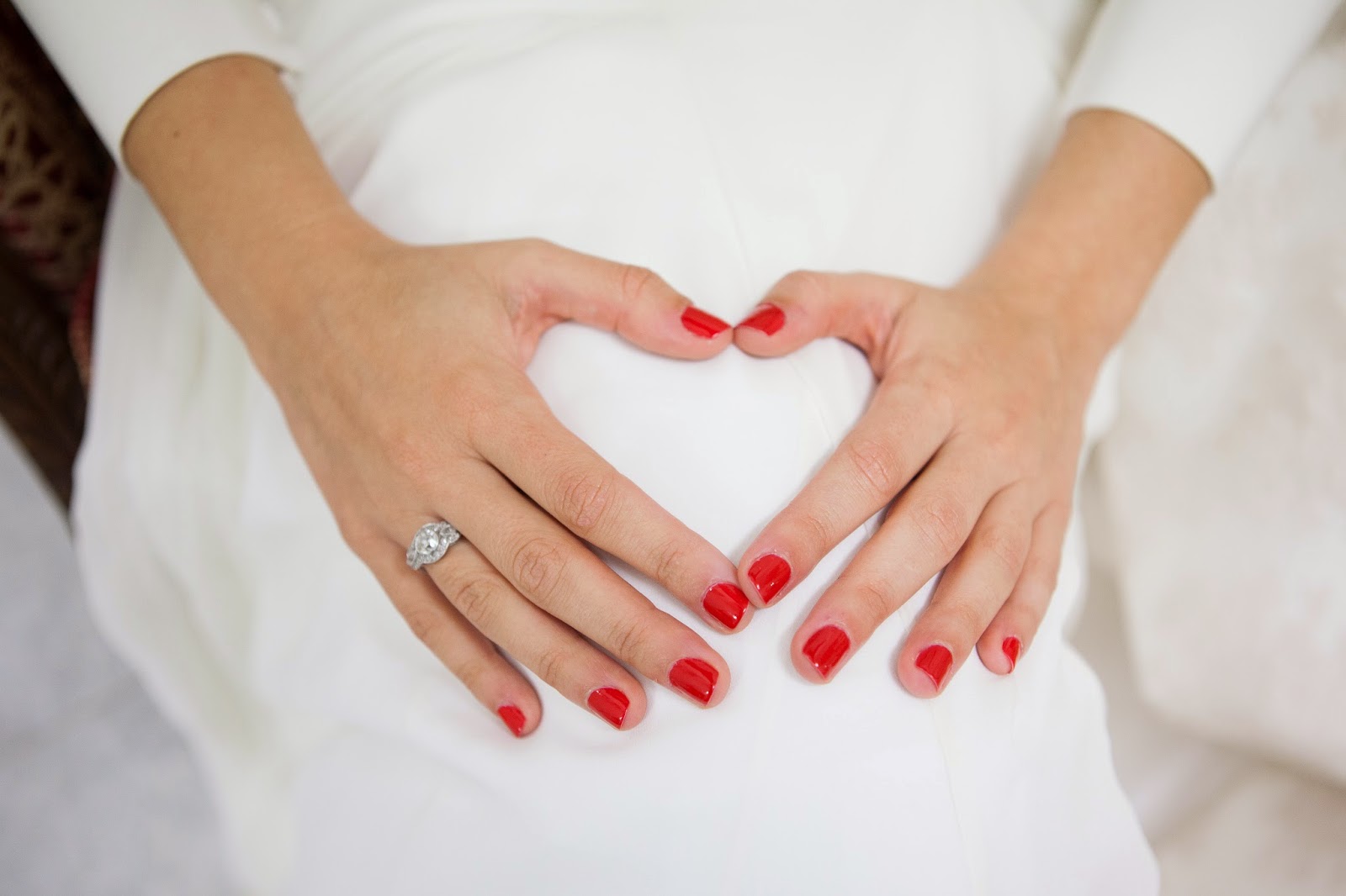 Как смотрятся красные ногти в свадебном платье